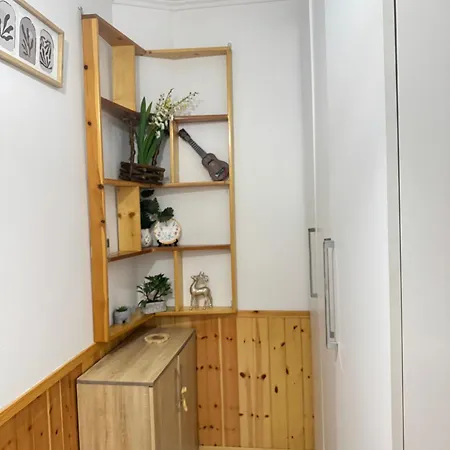 Bright Studio, Astir 地拉那